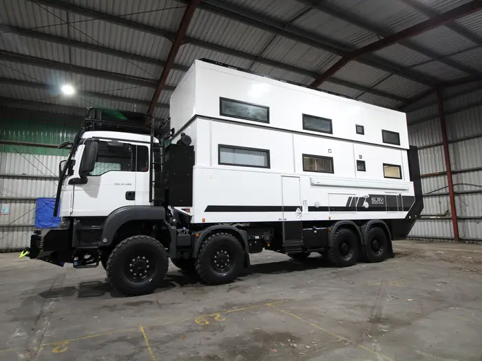 Commander 8x8 выглядит угрожающе надежным и крепким