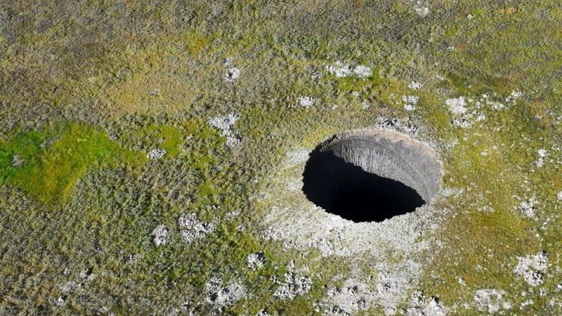 Винекнення загадкових кратерів зумовлено підземними вибухами.