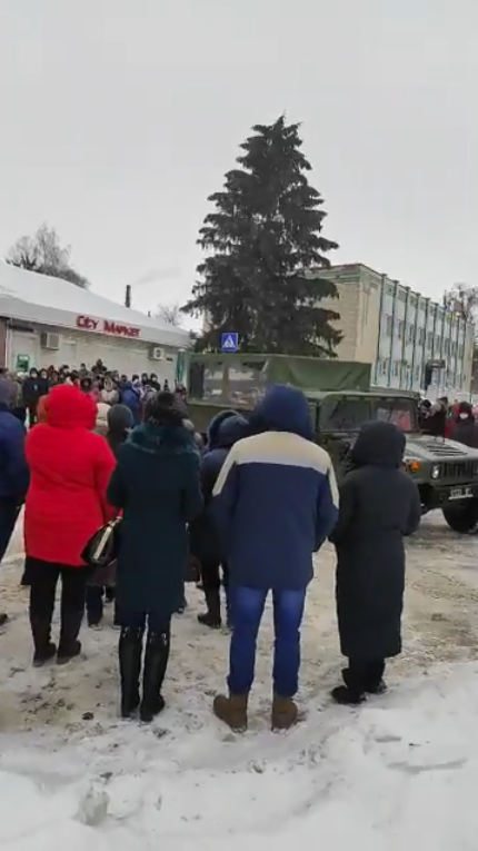 Натовп на похоронах в Ічні