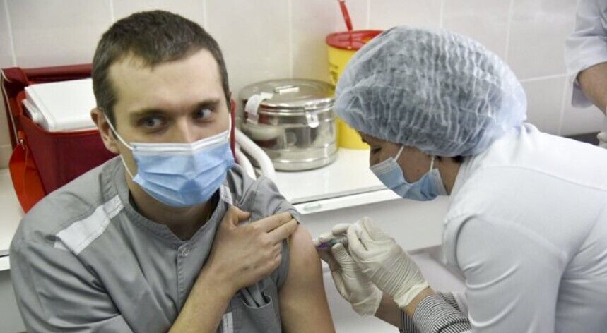 Евгений Горенко во время вакцинации