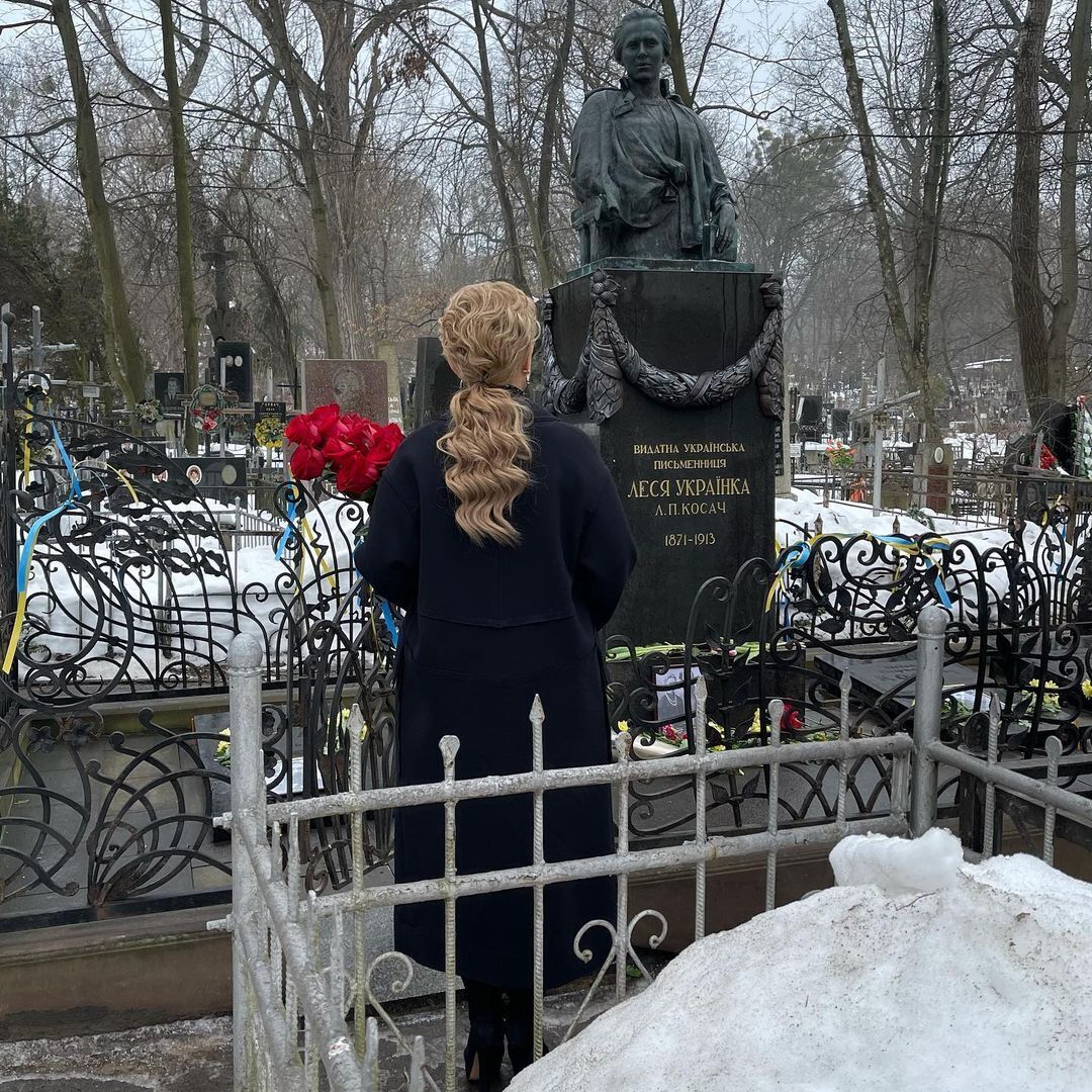 Юлія Тішоменко на могилі Лесі Українки