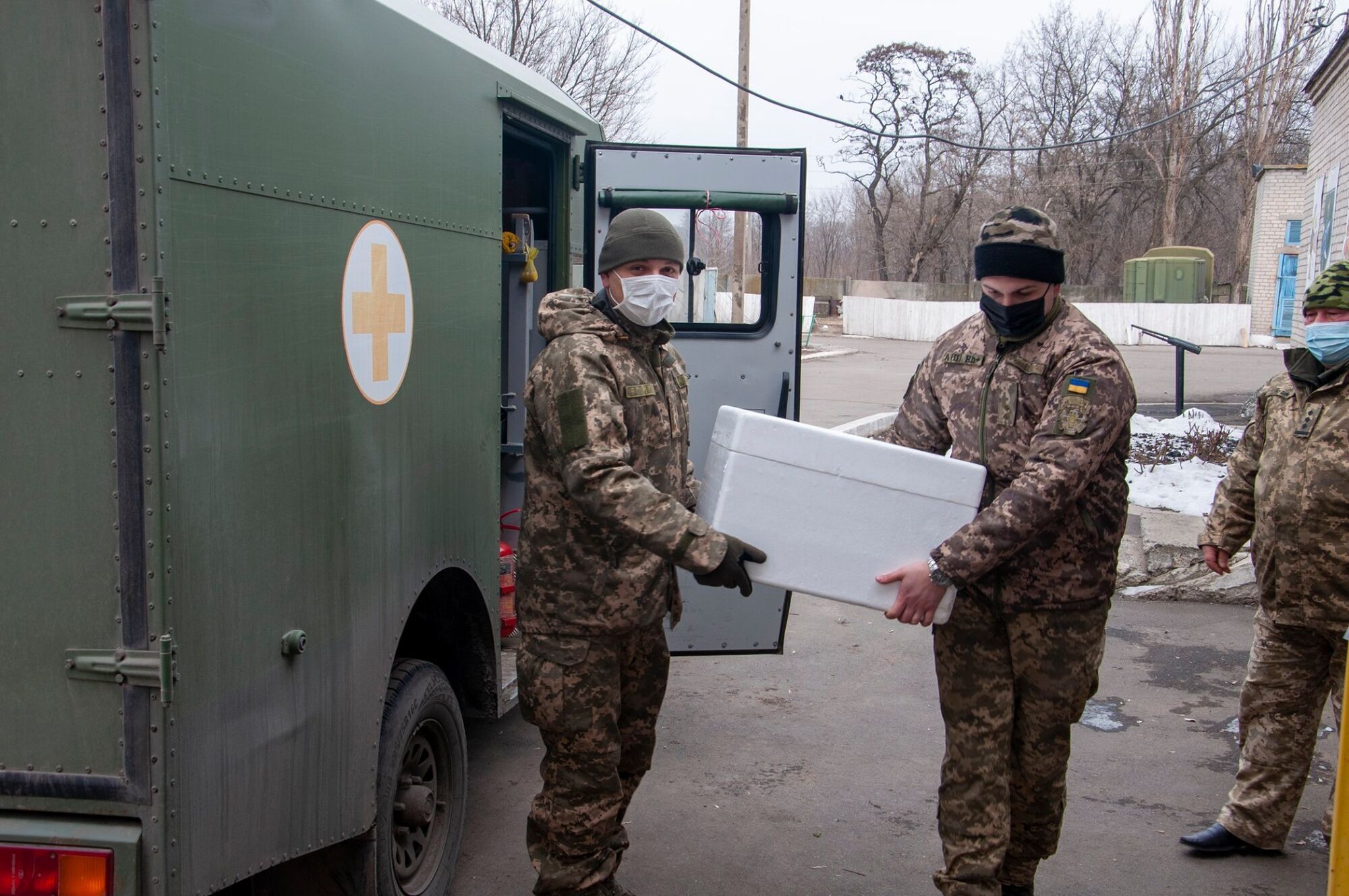 В зону ООС доставили вакцину.