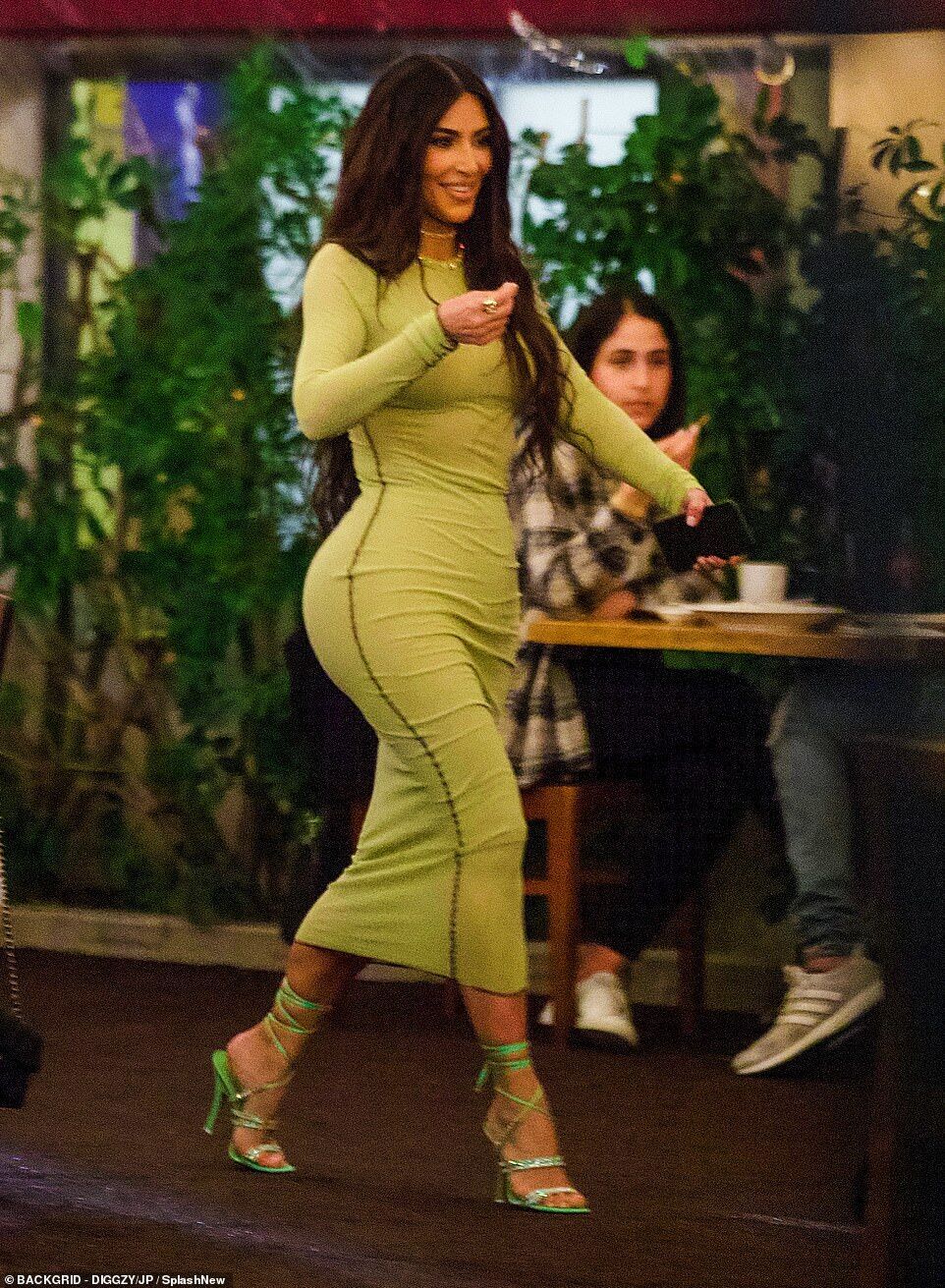 Ким Кардашьян в салатовом платье