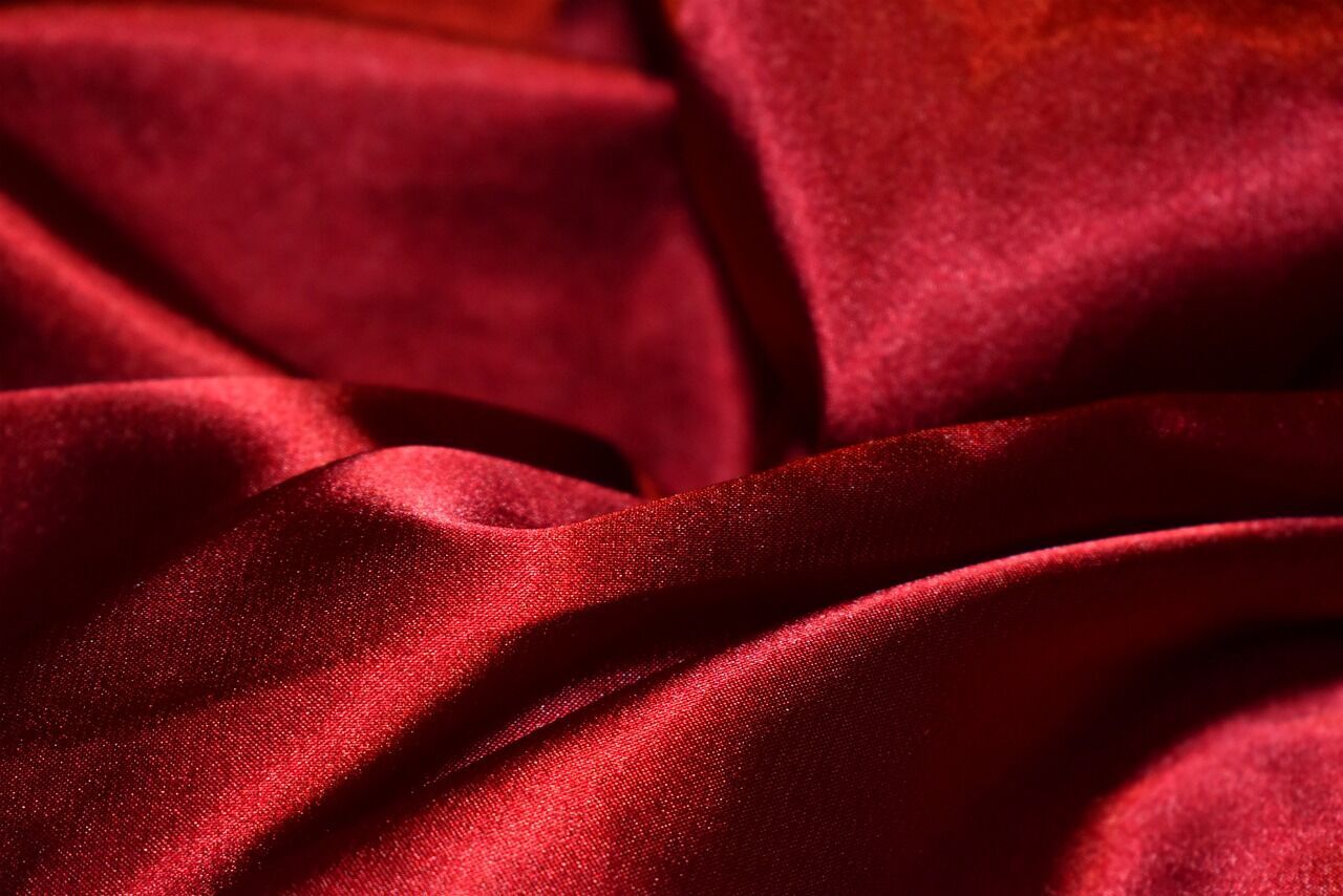 Атласная ткань в одежде прибавляет возраста женщинам.