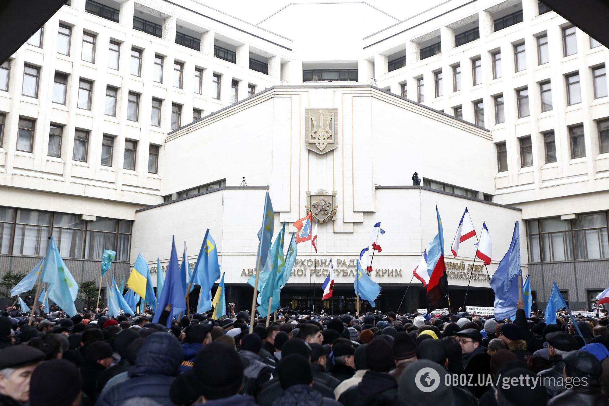 Под стены Верховного Совета вышли от 10 до 20 тысяч сторонников единой Украины