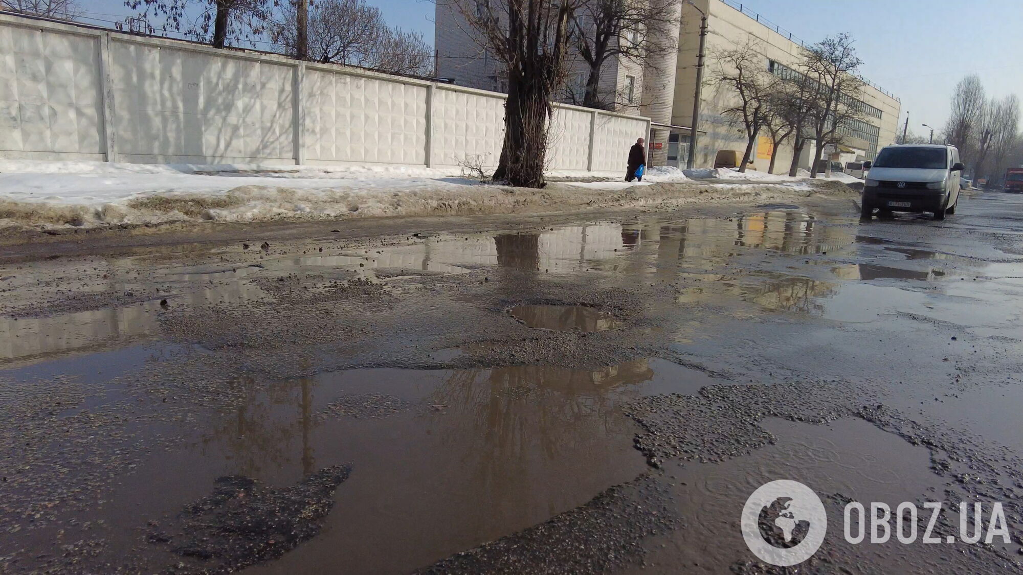 На Видубичах асфальт зійшов разом зі снігом.