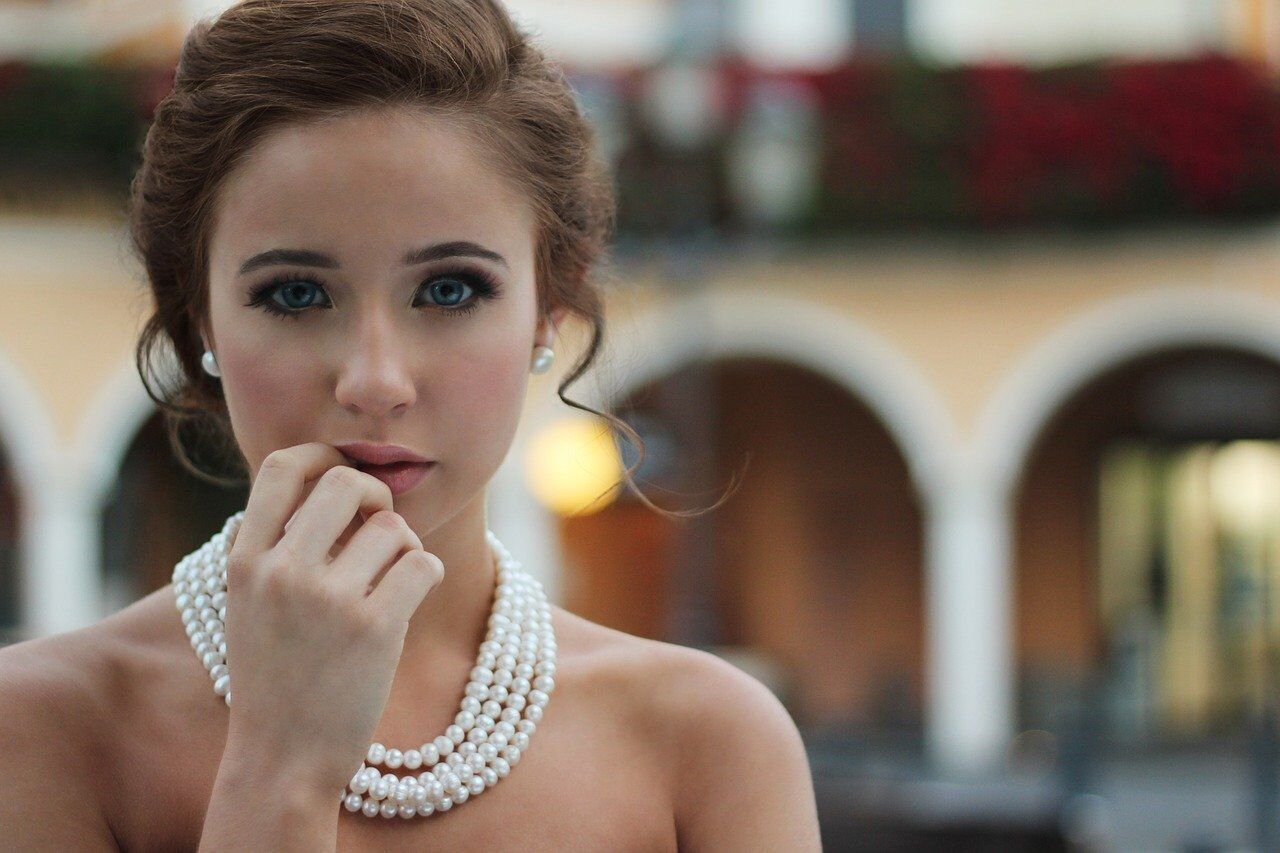 Ожерелье с жемчугом добавляет юным девушкам возраста.