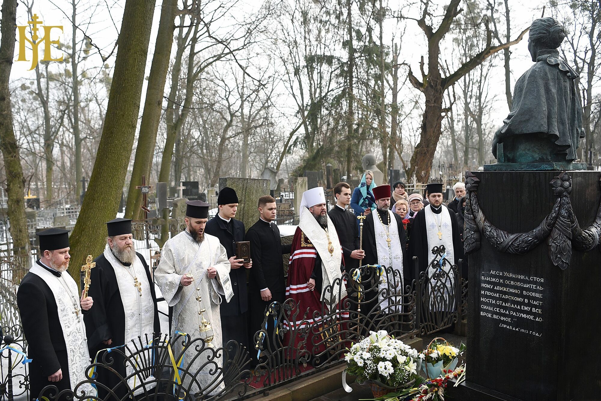 На памятнике Лесе Украинке восстановили бронзовое украшение, но оставили пропагандистскую цитату