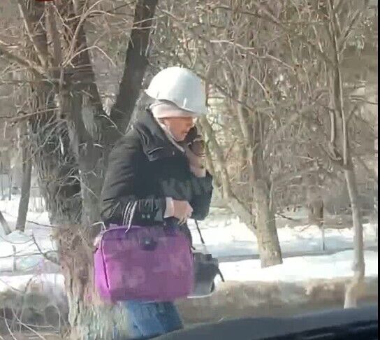 В Киеве заметили женщину в строительной каске.