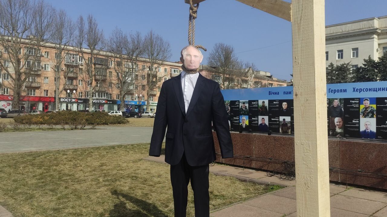 На "обличчі" опудала прикріпили зображення Путіна