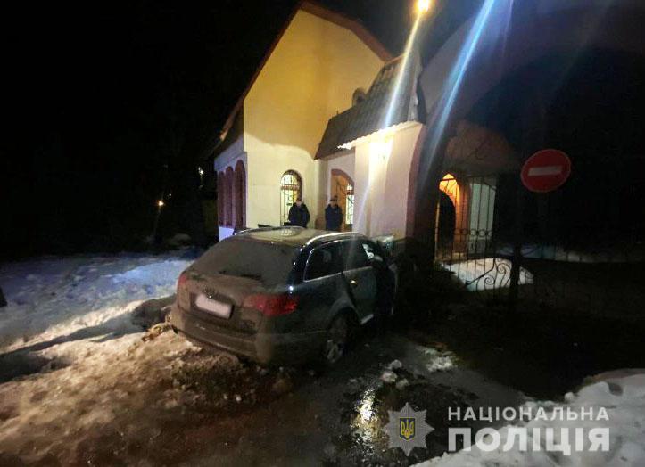 Водій Audi A6 рухався по вулиці Лісовій, але не впорався з керуванням