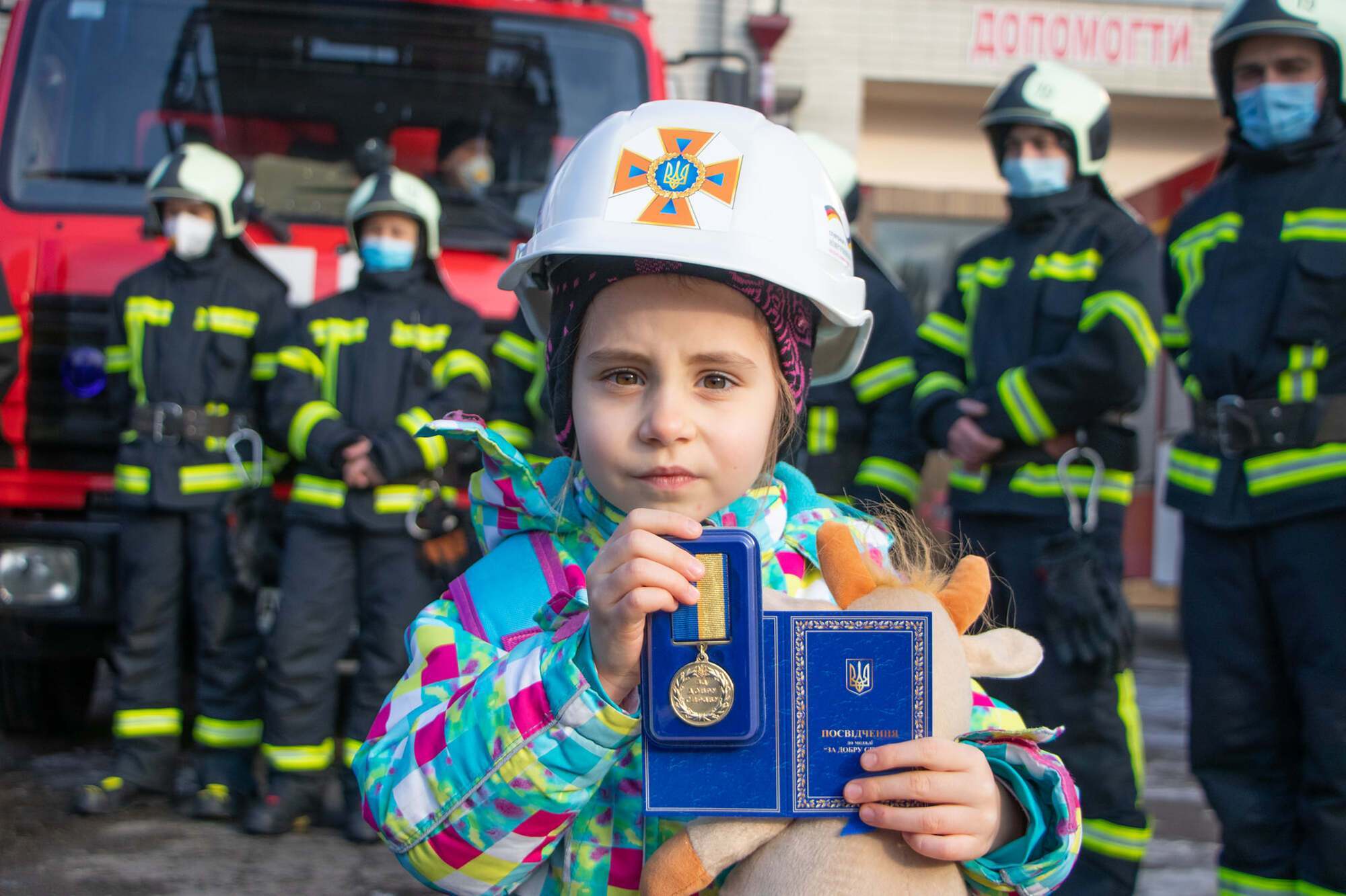 Пожарники наградили девочку орденом.