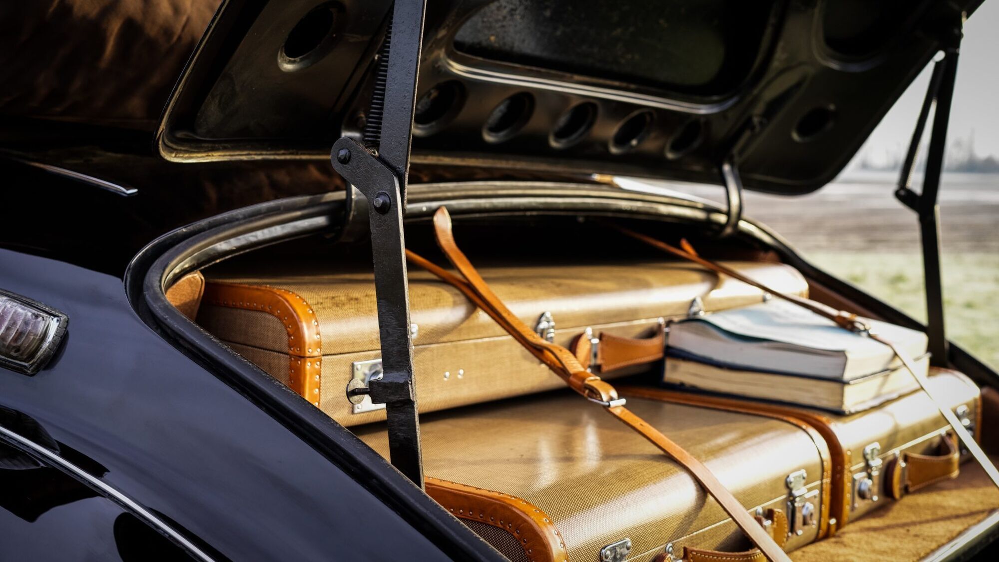 Фирменные чемоданы, которые идут в комплекте с Mercedes-Benz 220 Cabriolet A