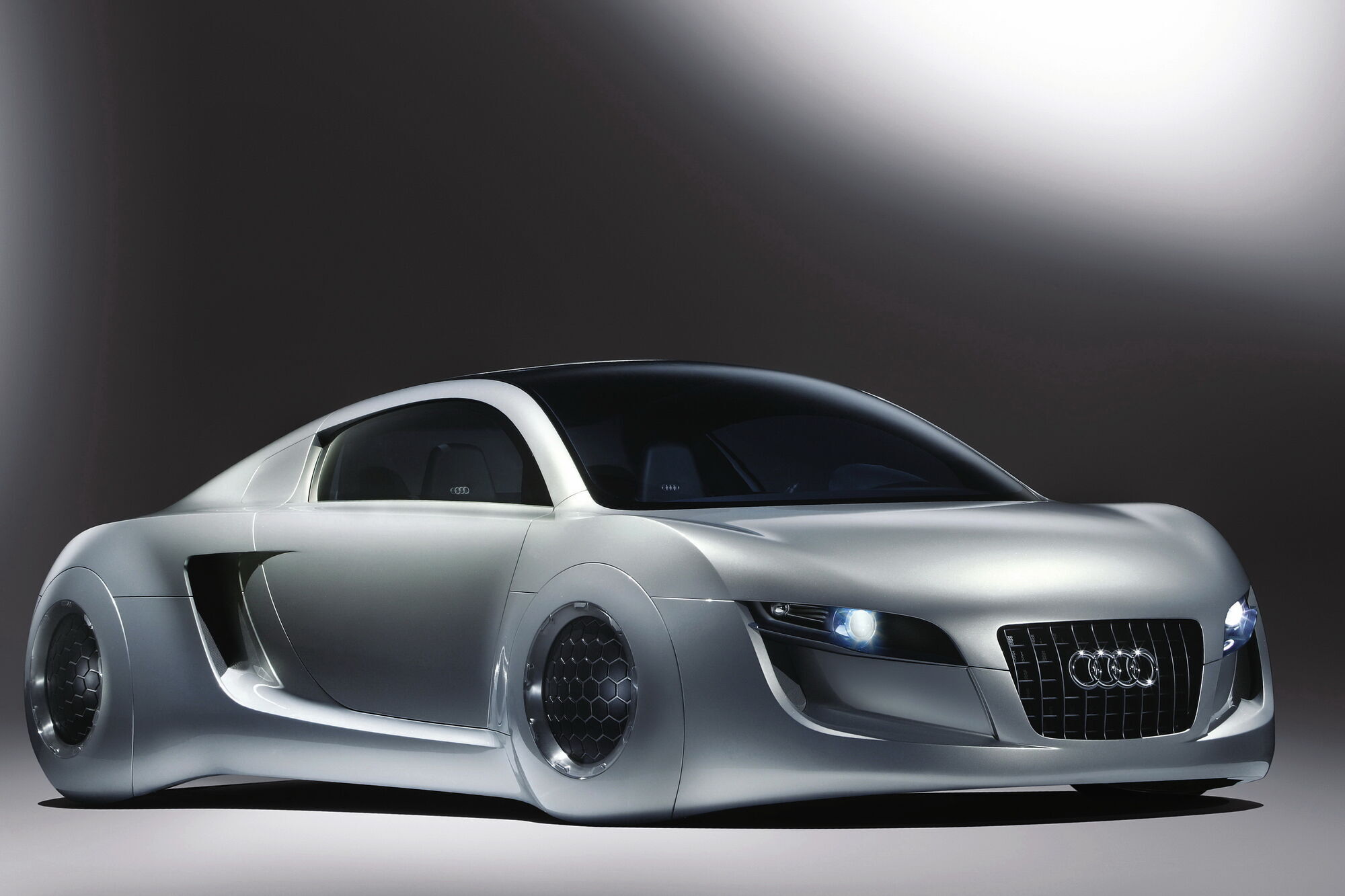 Audi RSQ Concept 2004 року, створений спеціально для фільму "Я, робот" з Уіллом Смітом у головній ролі