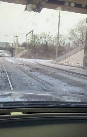 Мешканка Горлівки зняла жахливий стан доріг в місті.