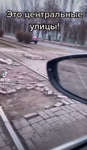 Ямы на дорогах в центре Горловки.