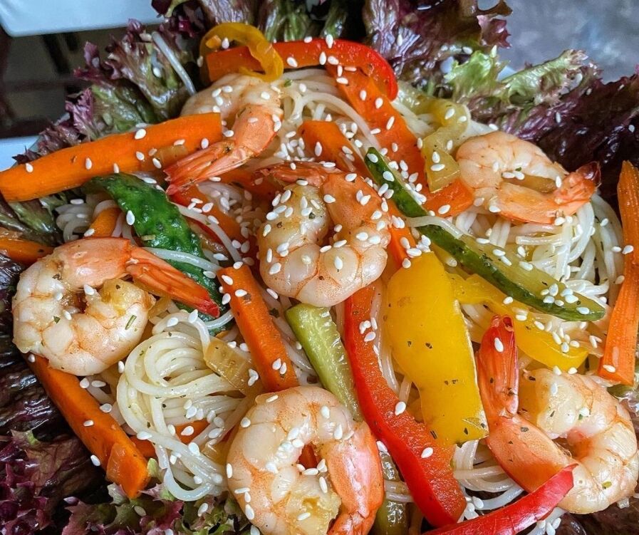 Фунчоза з креветками й овочами в соєво-медовому соусі.