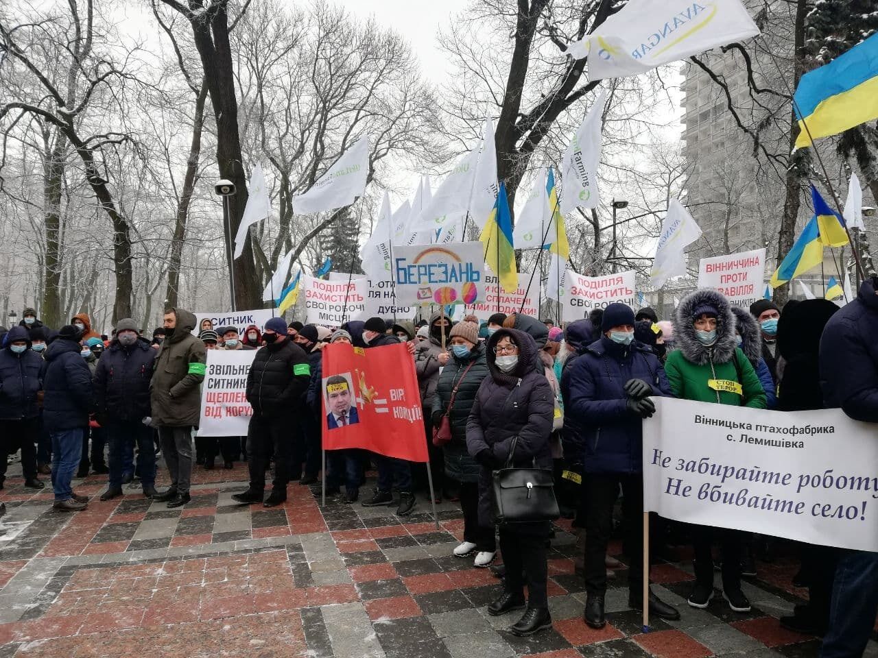 Під Верховною радою та під Кабінетом міністрів, зібралися аграрії з 22 областей України