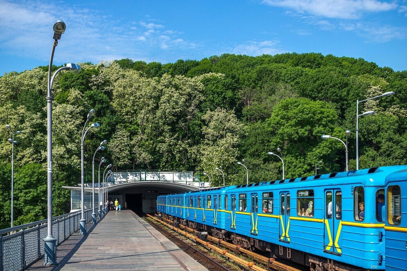 "Днепр" является эстакадной, открытой станцией с длиной платформы в 124 метра.