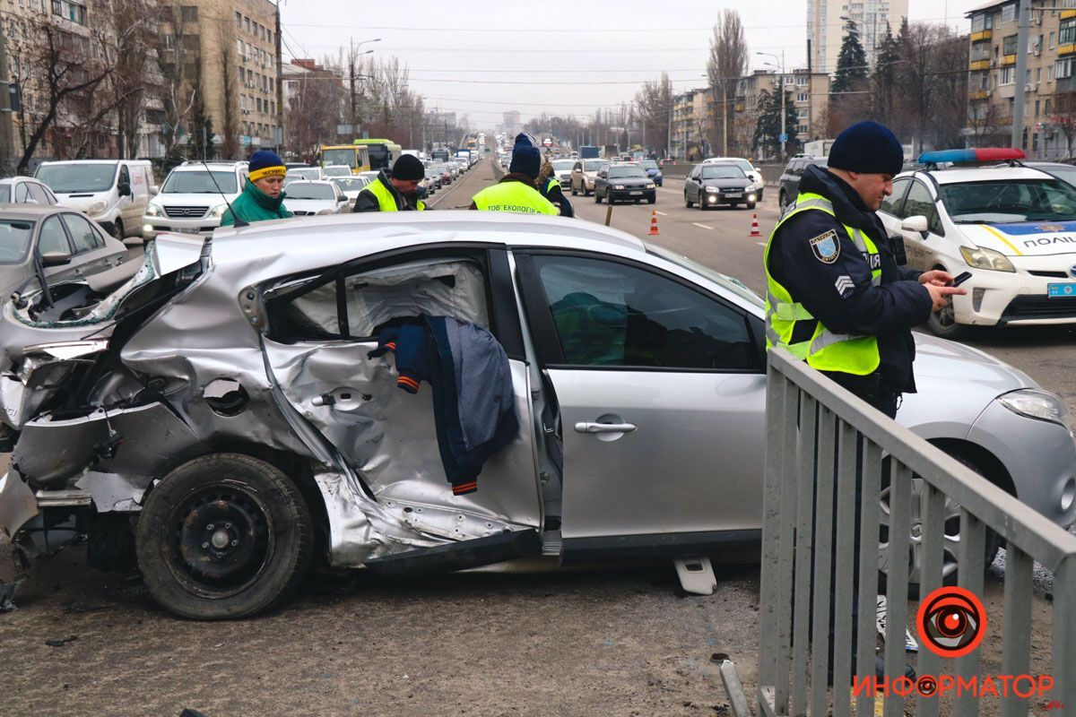 Водій влетів у металеву огорожу.