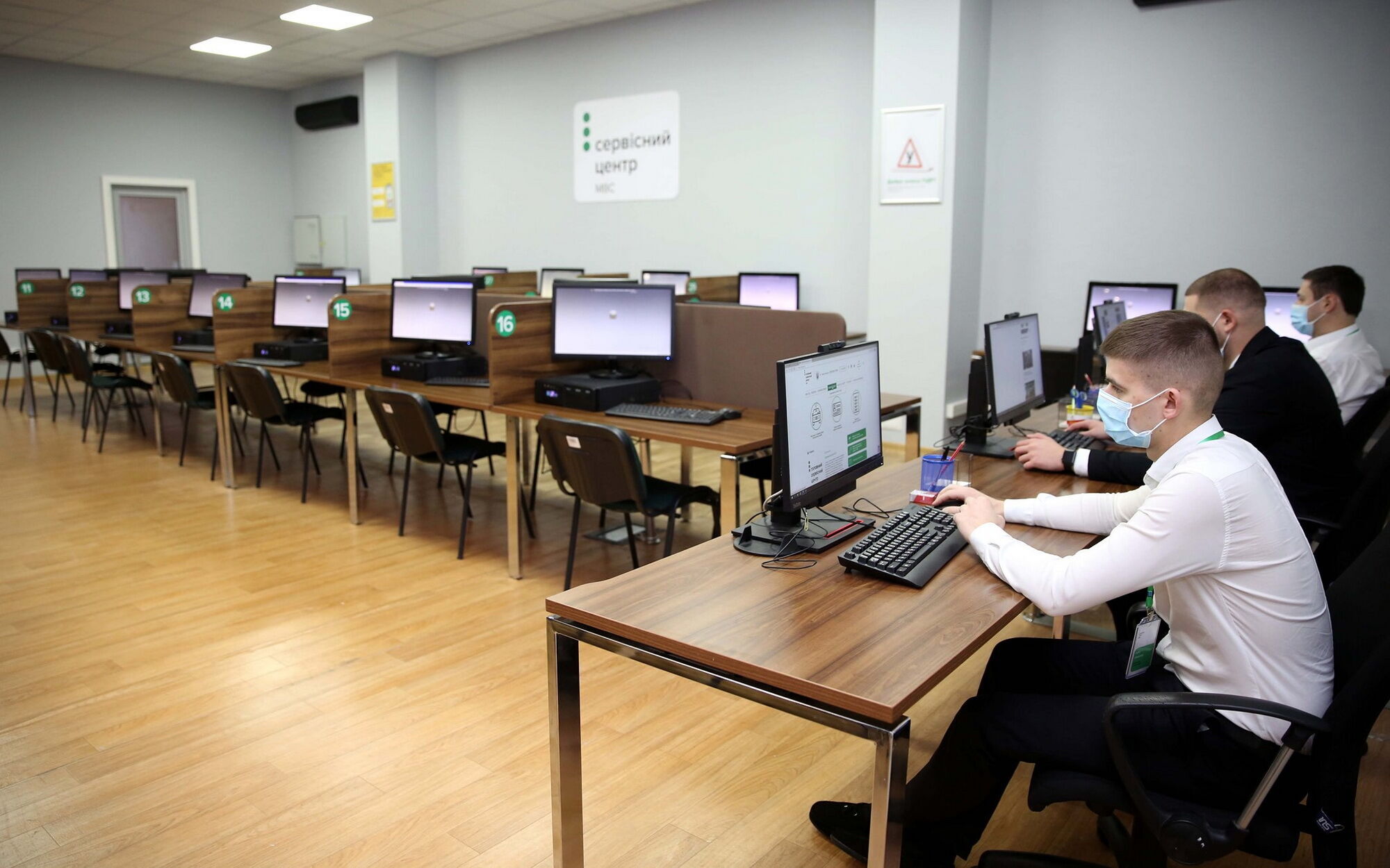 Для роботи співробітників та обслуговування клієнтів центр оснащено сучасними комп'ютерами та електронним обладнанням.