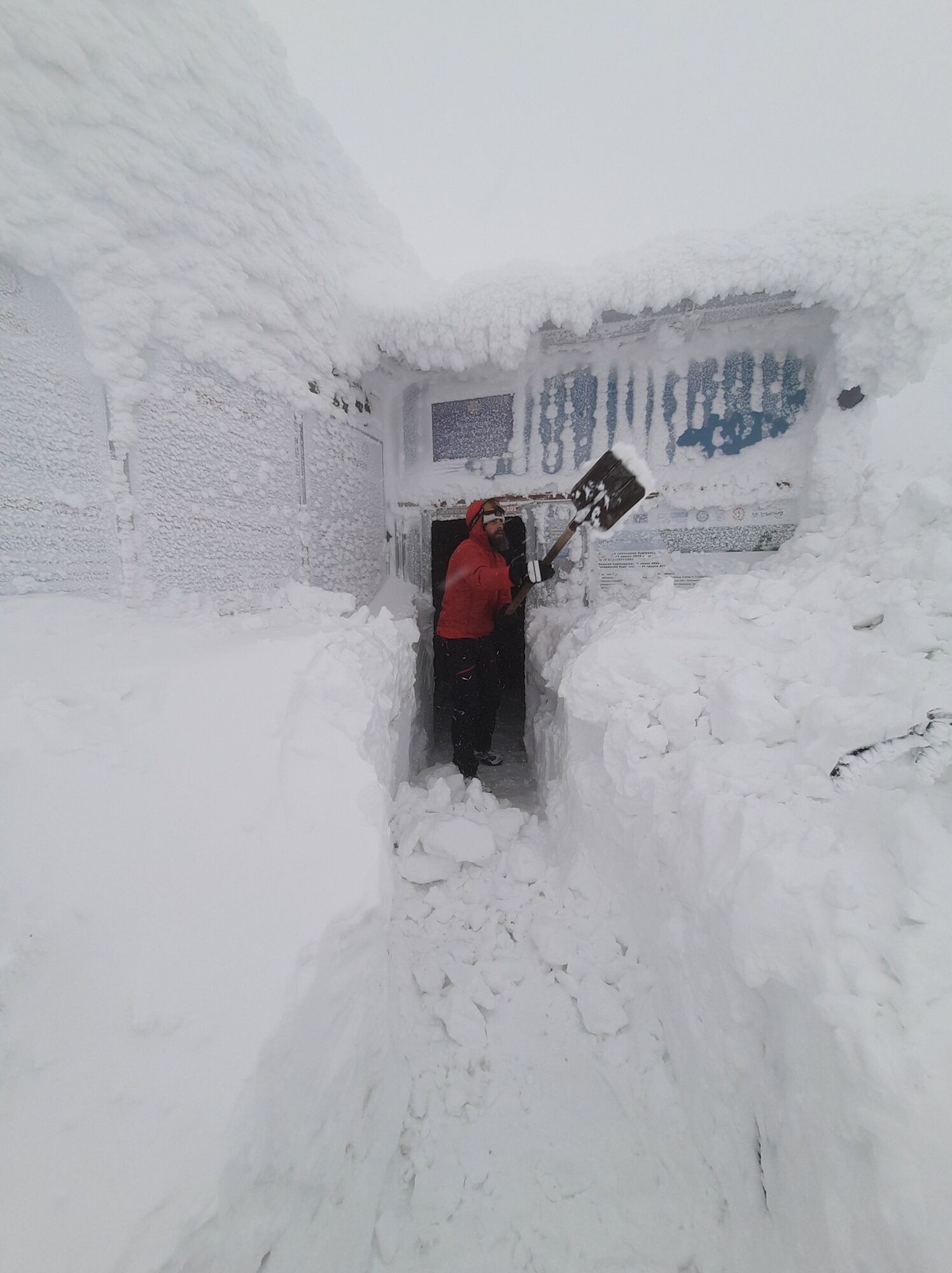Поп Иван Черногорский замело снегом