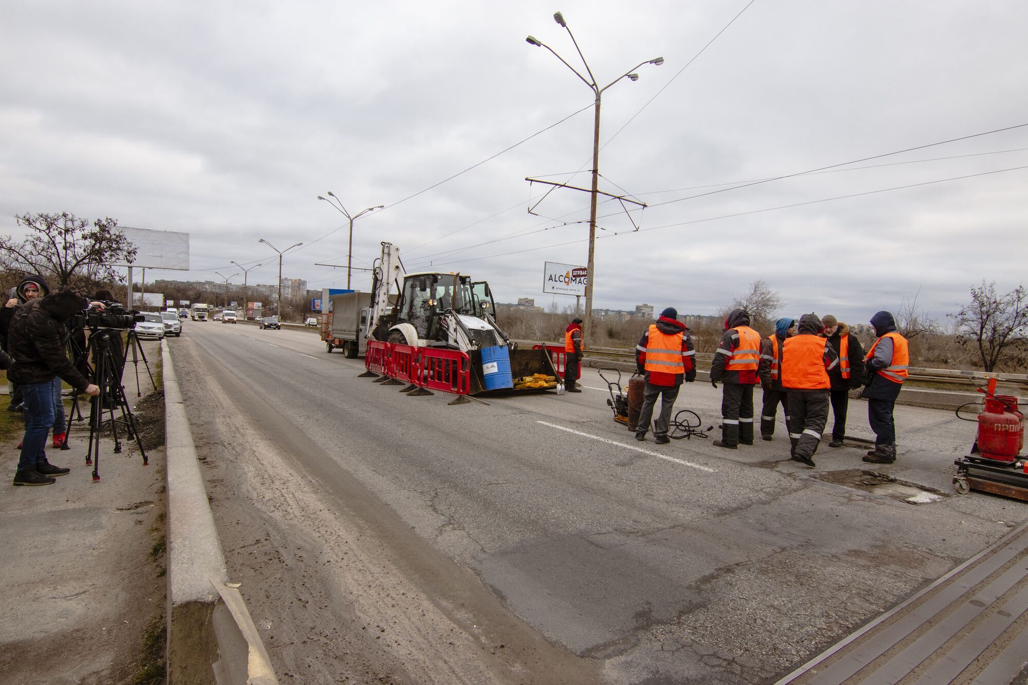 Особенность такого ремонта в том, что специальный инфракрасный нагреватель подогревает яму, испаряя остатки влаги