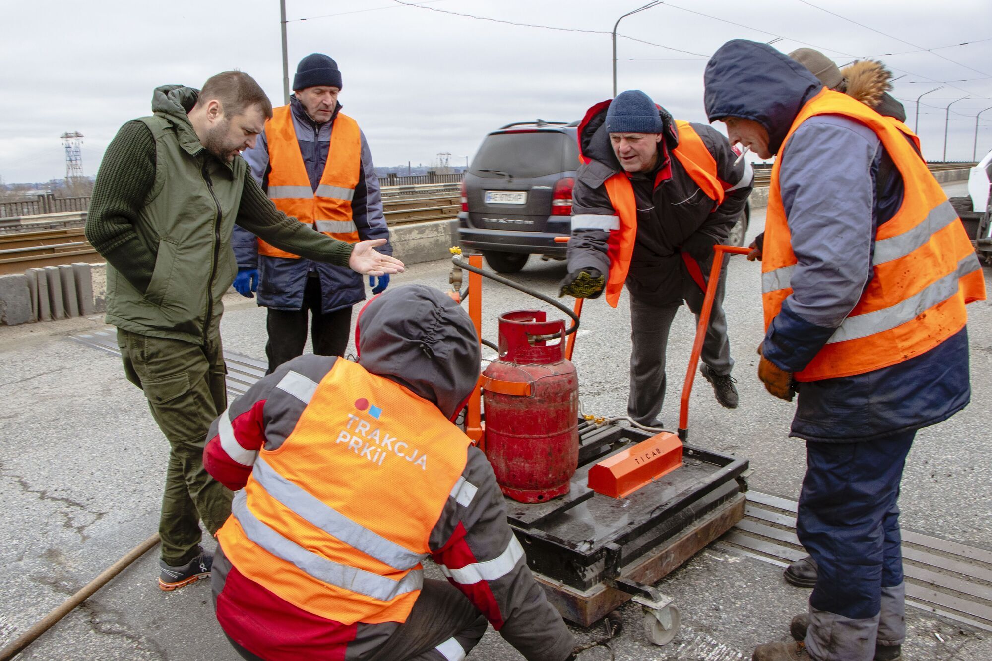 Именно зимой для устранения ям на дорогах такой метод правильный и действенный