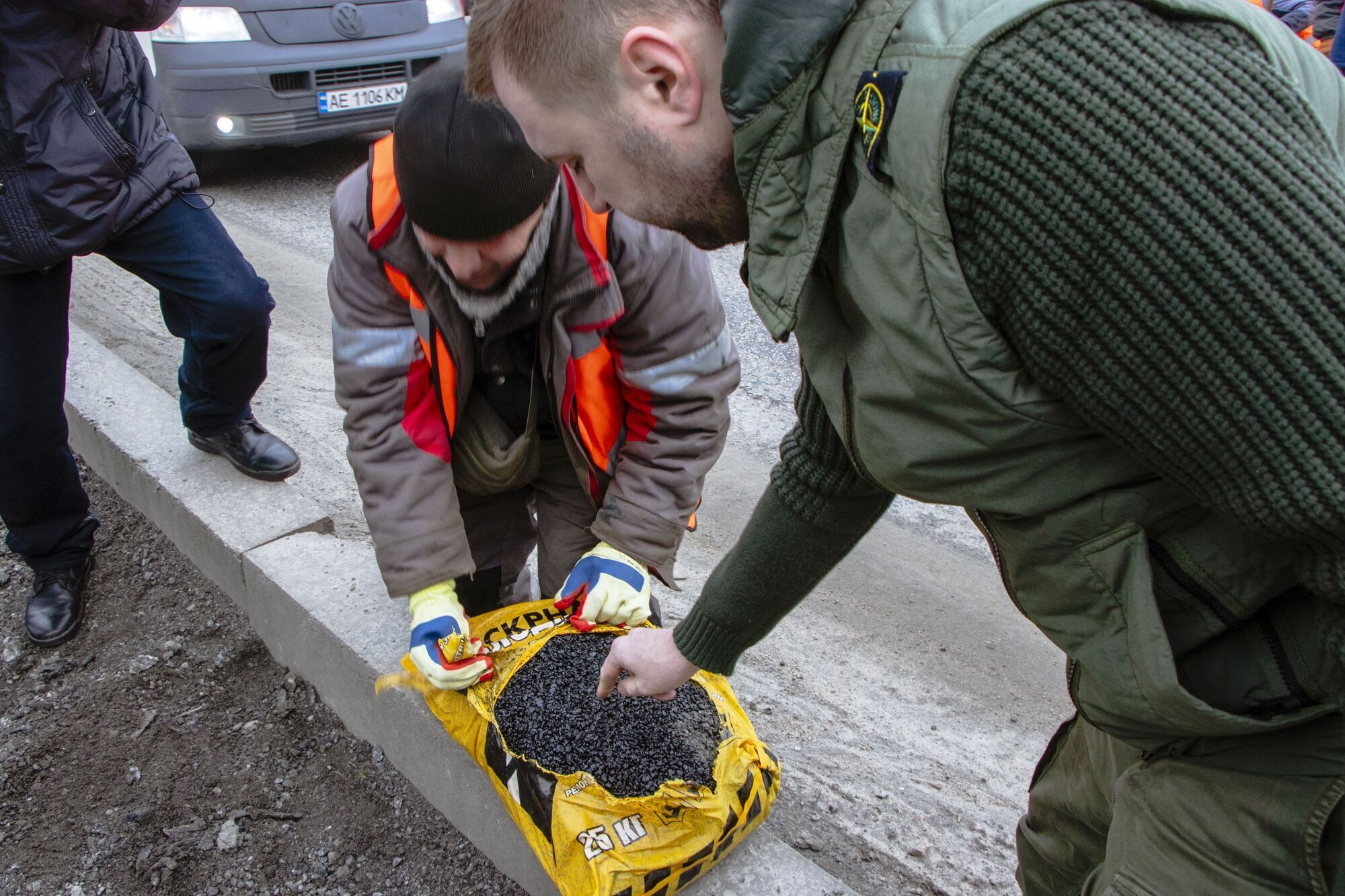 Сам асфальт – в мешках и достаточно легко транспортируется