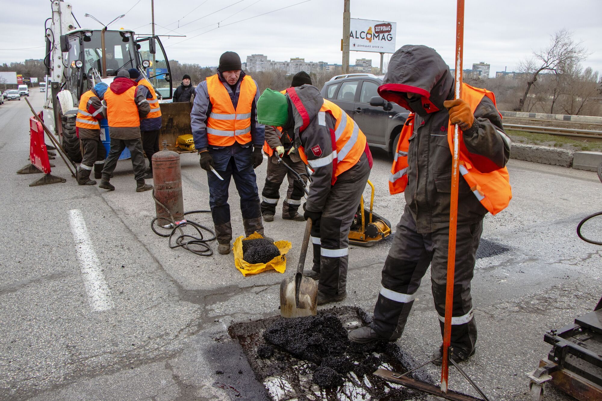 В Днепре дорожные службы начали ямочный ремонт на городских автодорогах методом холодного асфальтирования