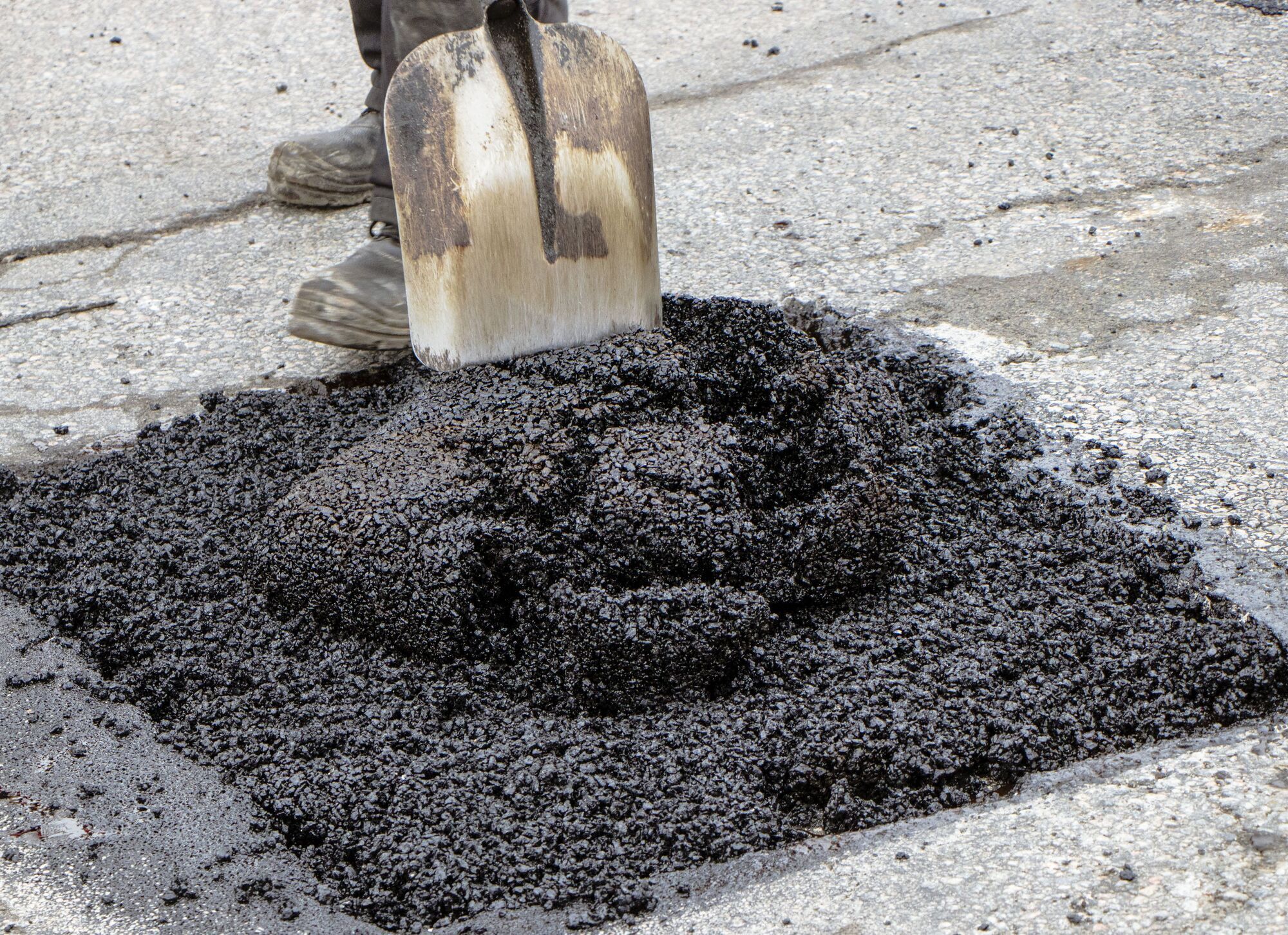 Летом такие ямы заново выфрезируют и заложат новый асфальт