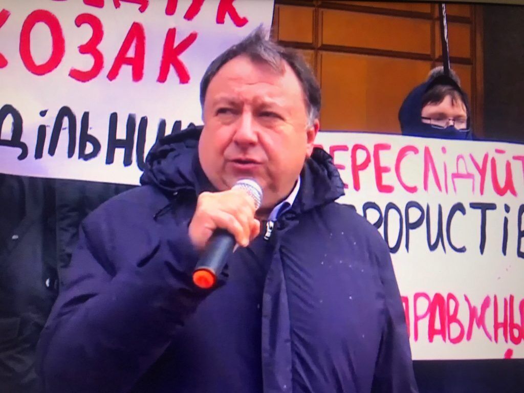 Николай Княжицкий на акции протеста против российской пропаганды требовал привлечь к ответственности владельцев пророссийских каналов