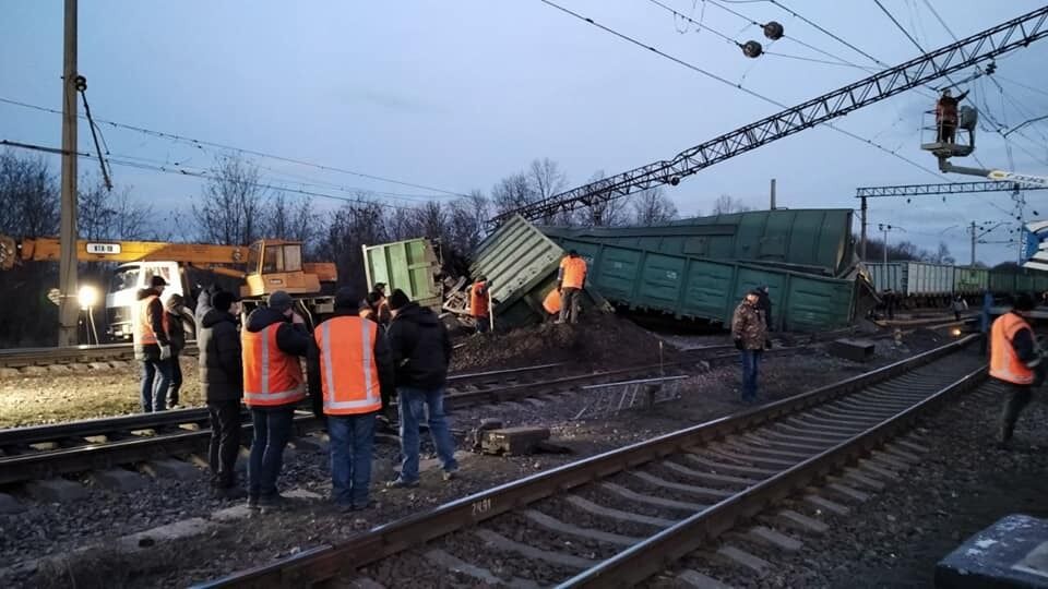 Под Днепром поезд сошел с рельс. Фото с места ЧП