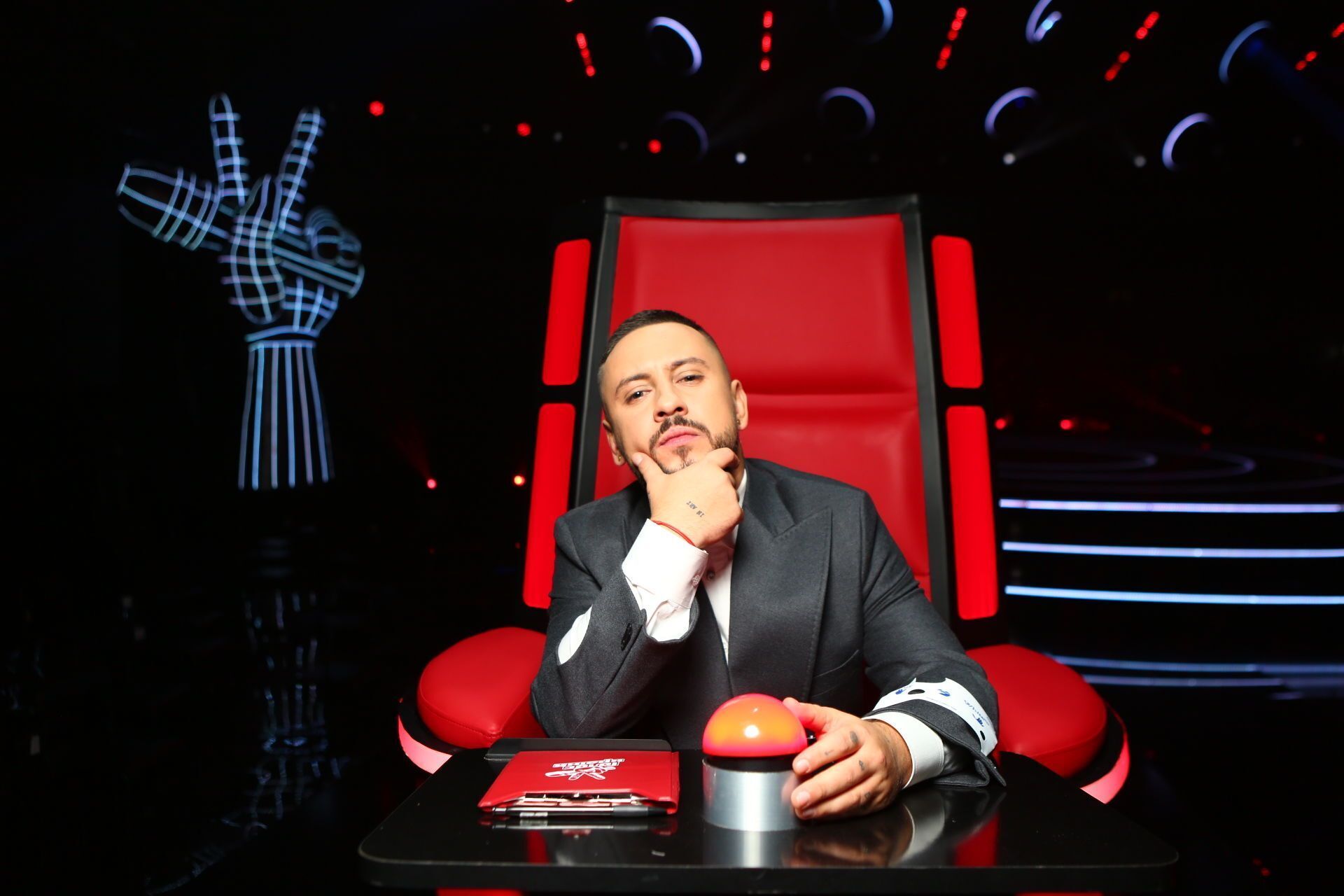 Дмитрий Монатик раньше был танцором.