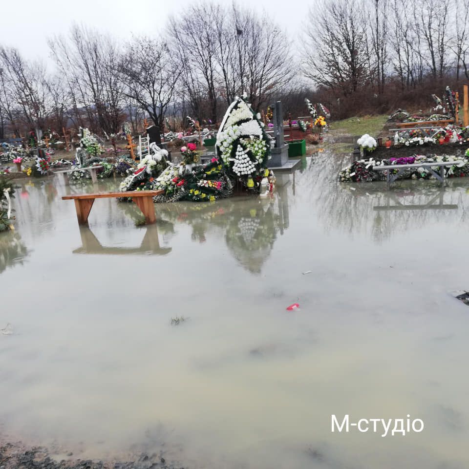 Потоп на кладовищі в Мукачеві.