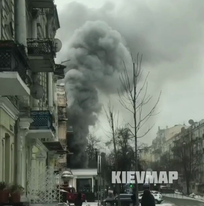 В Киеве возле БЦ "Леонардо" вспыхнул сильный пожар. Фото и видео