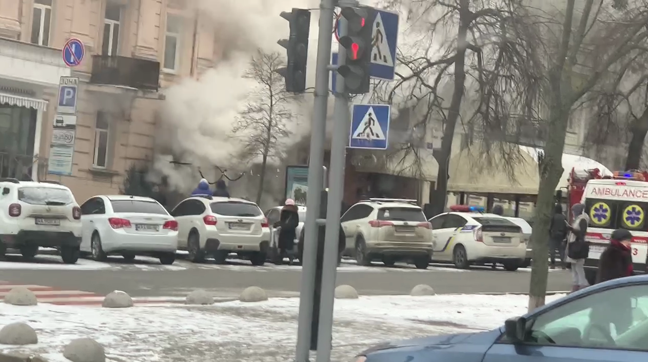В Киеве возле БЦ "Леонардо" вспыхнул сильный пожар. Фото и видео