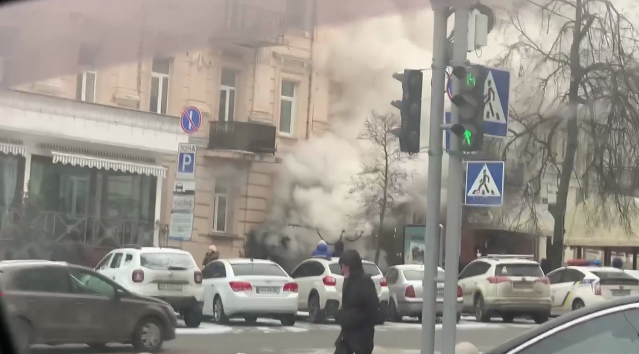 В Киеве возле БЦ "Леонардо" вспыхнул сильный пожар. Фото и видео