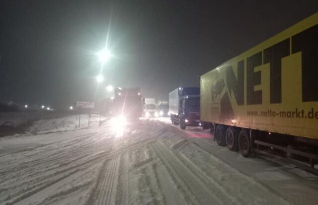 Снігова буря в Україні: дороги замело, рух авто ускладнено. Фото та відео