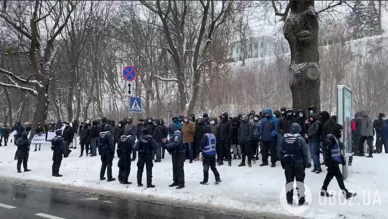 Митингующие держат в руках плакаты.