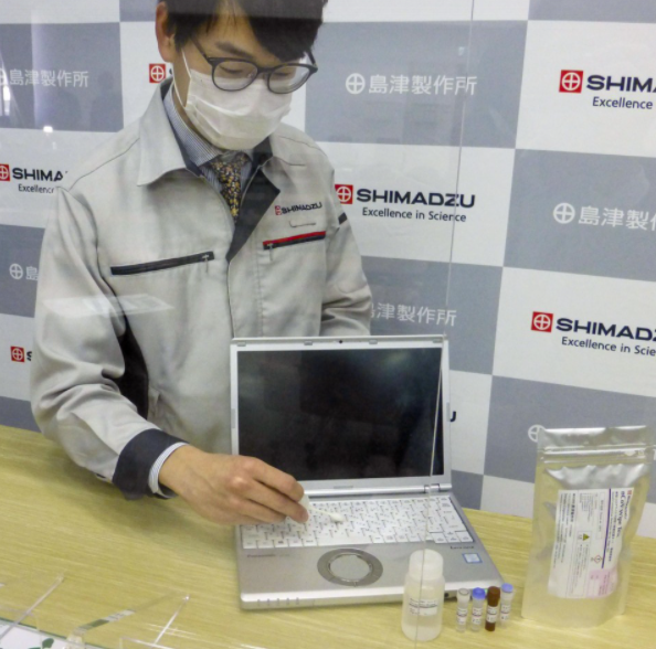 Співробітник Shimadzu демонструє роботу набору