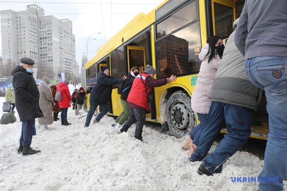 Люди штовхали застряглий автобус.