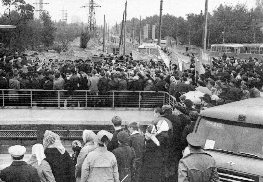 Митинг у восточного вестибюля в день открытия станции.