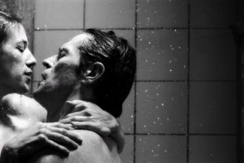 Горячая сцена семейной пары в ванной из фильма "Анархист".