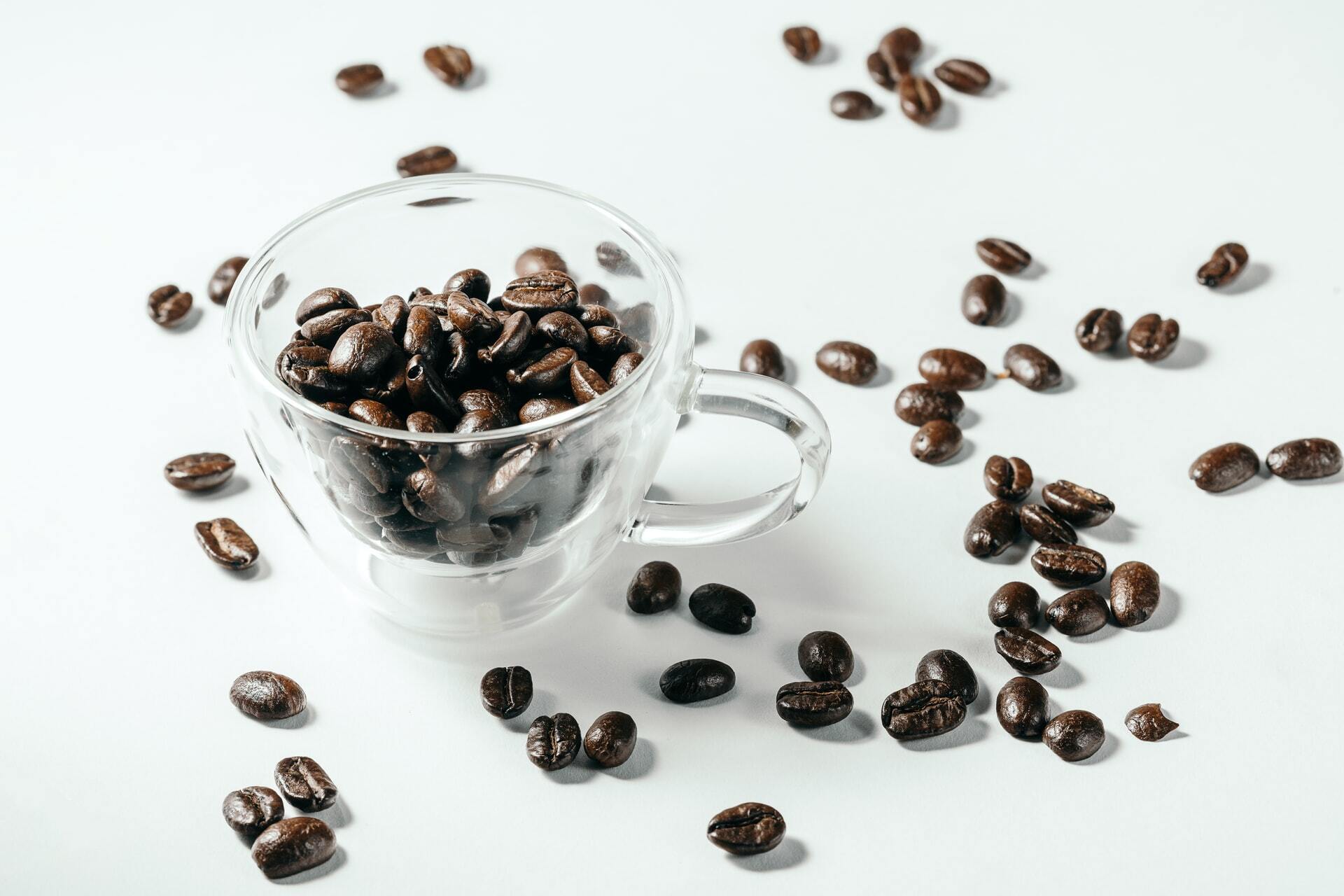 Потребление большого количества кофеина может повысить уровень кортизола
