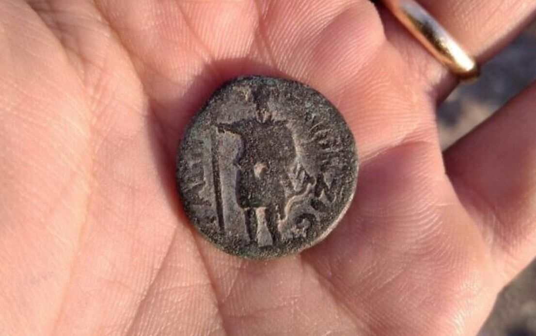 На обратной стороне монеты изображен бог Луны Мен.