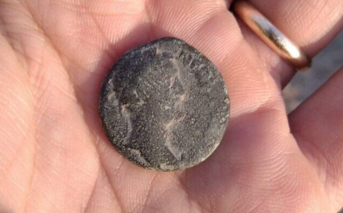 На монеті зображений римський імператор Антонін Пій.