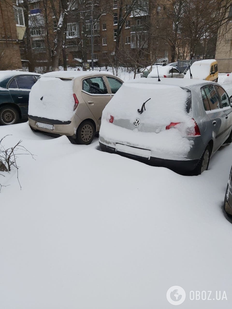 Коммунальщикам мешают убирать снег припаркованные автомобили.