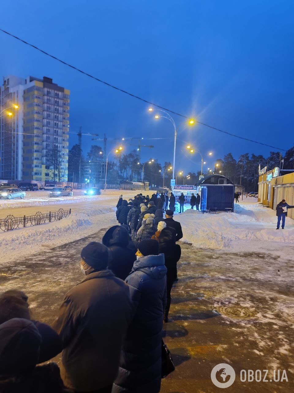 Люди стоять біля метро "Червоний Хутір".