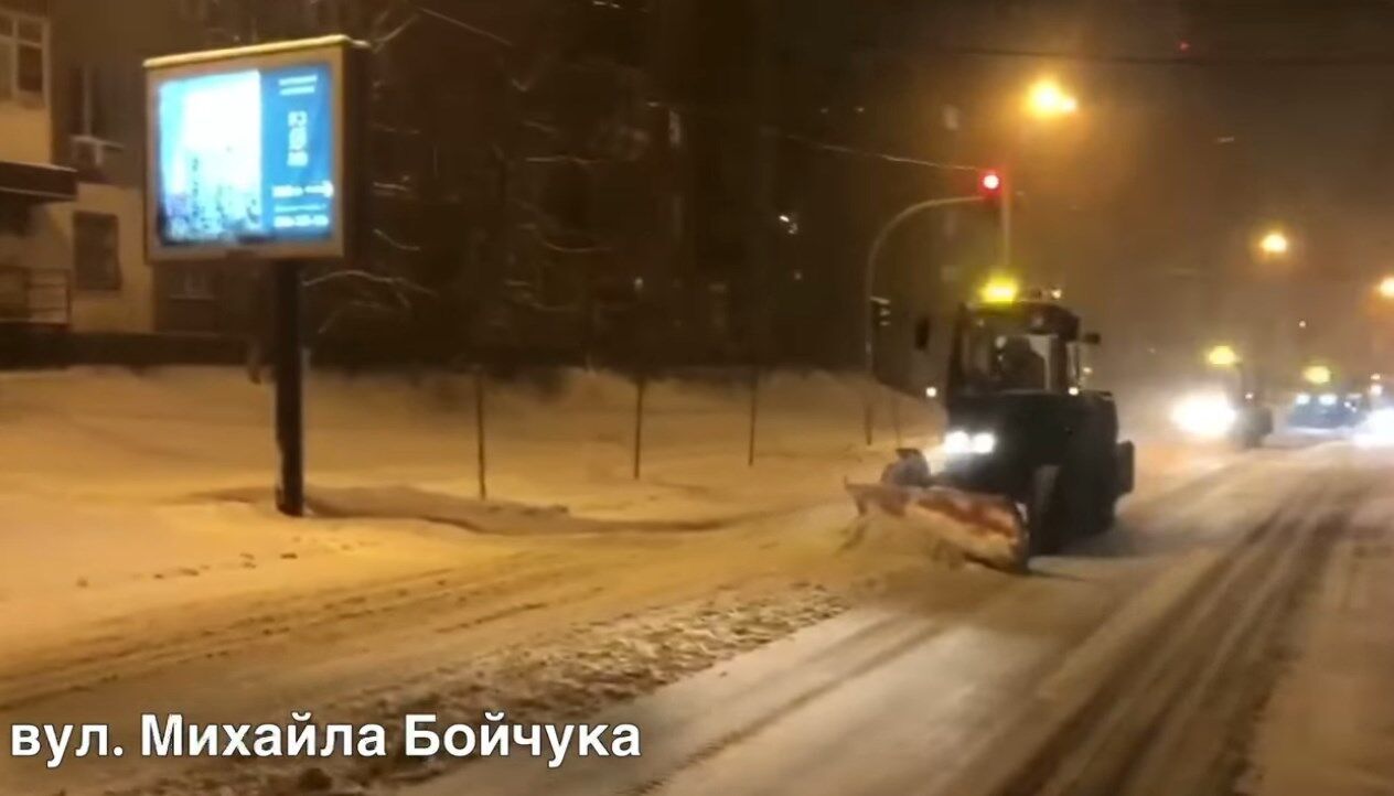 На київських вулицях працює спецтехніка.